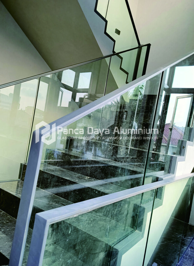 Kaca tempered safety stair Tangga kaca tempered murah Jual kaca tempered railing tangga Model railing tangga kaca tempered Kaca tempered SNI untuk tangga