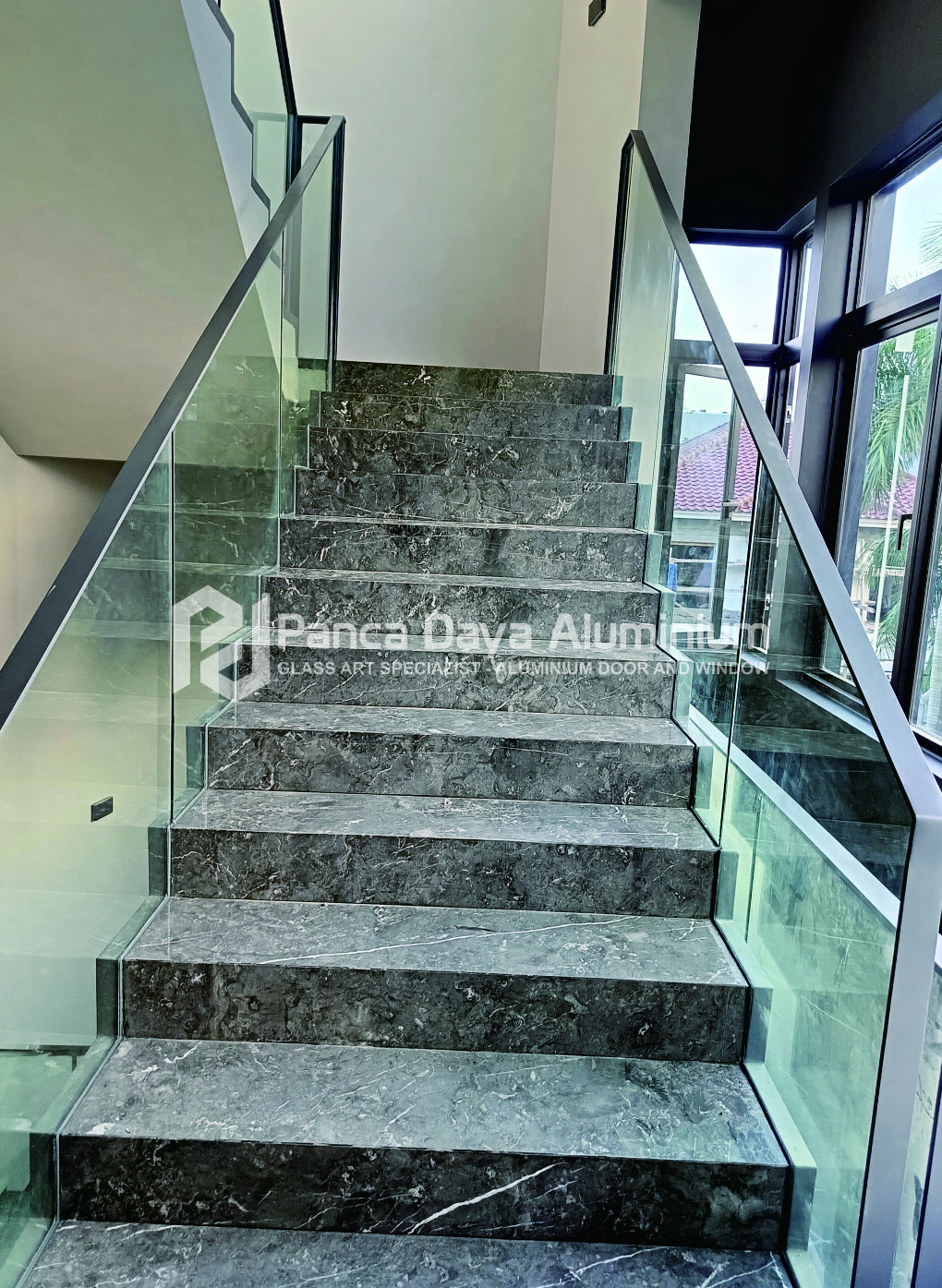 Wujudkan Tangga Mewah dan Aman dengan Railing Kaca Tempered!