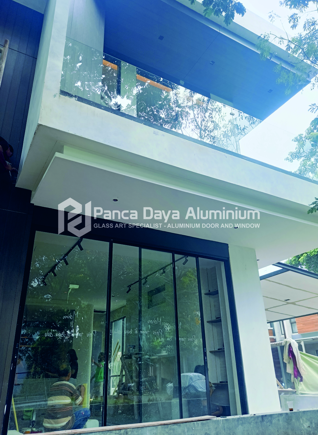 Railing kaca tempered frameless balkon