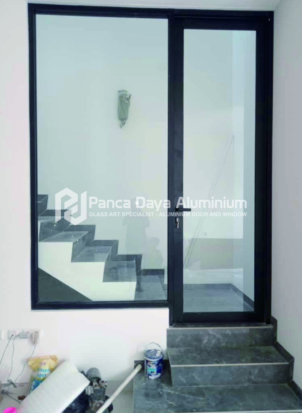 pintu aluminium hitam matte pembatas area tangga