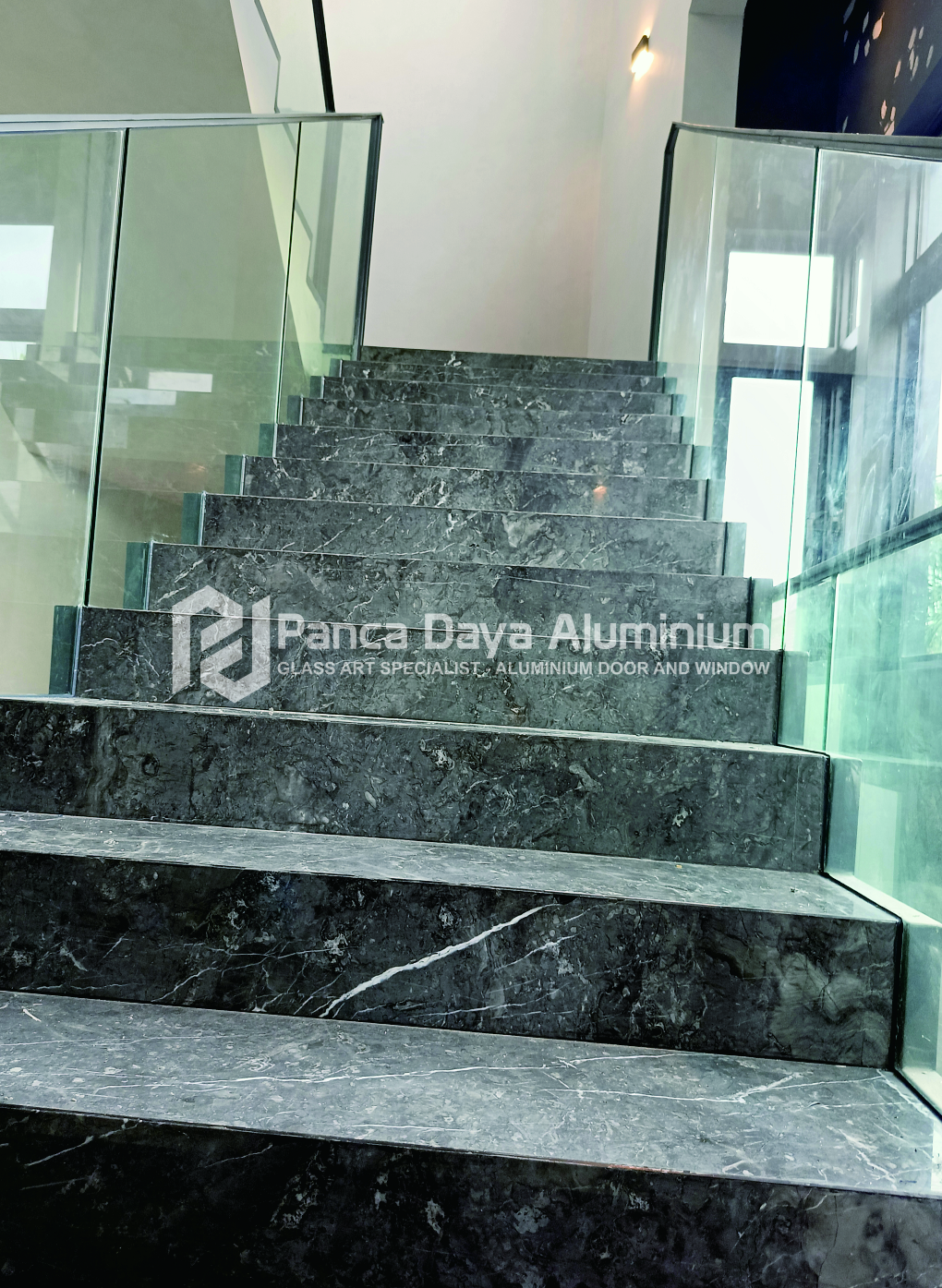 Railing Tangga Kaca Tempered | Solusi Aman & Estetis untuk Hunian Mewah - Panca daya Aluminium