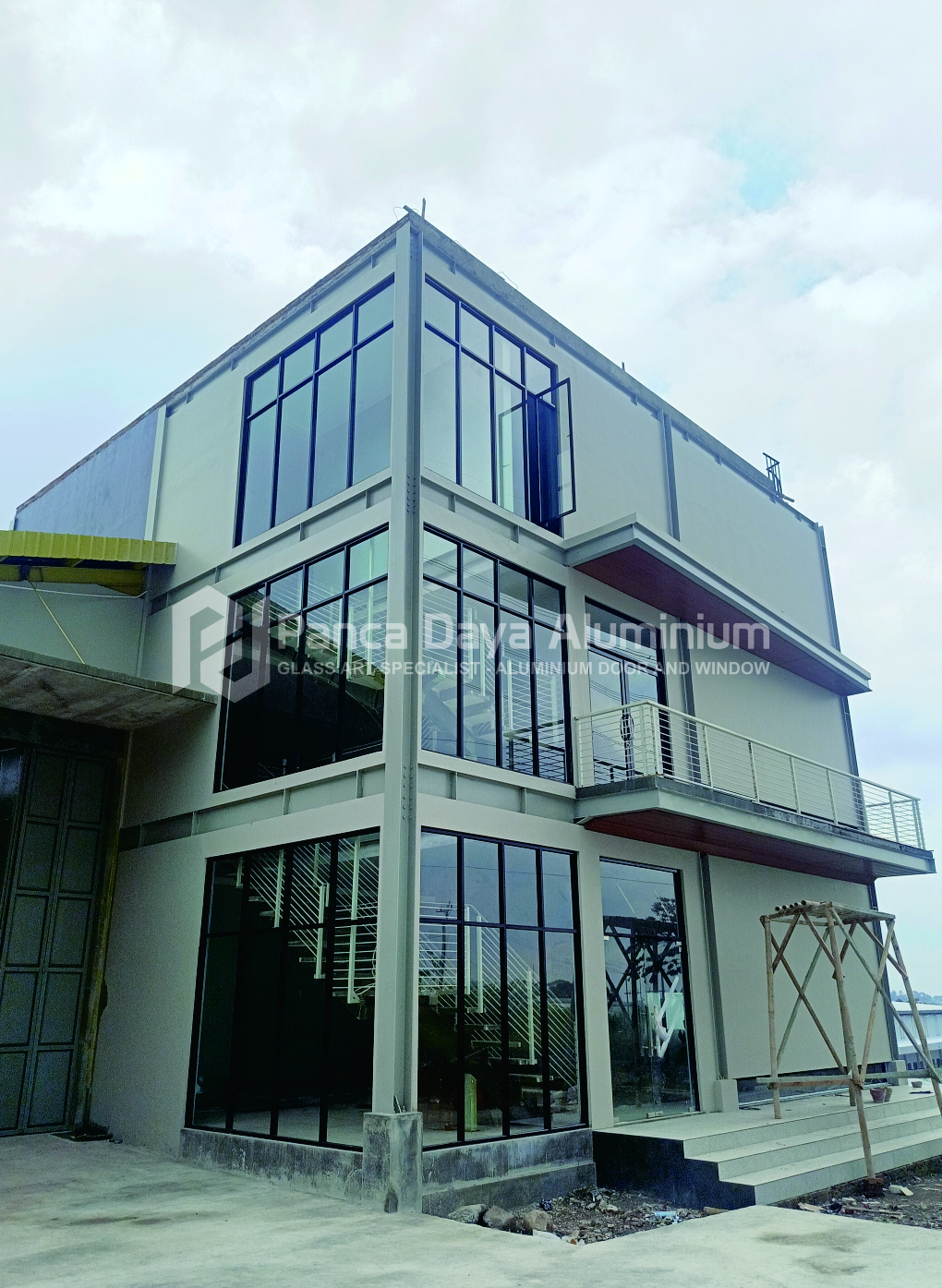 aluminium hitam desain industri