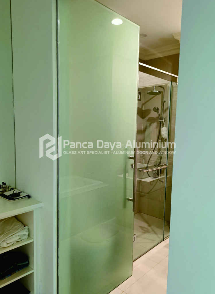 Temukan keunggulan cubicle toilet tempered glass untuk toilet umum yang modern, aman, dan mudah dibersihkan. Pelajari harga, desain, dan tips pemilihannya di sini!