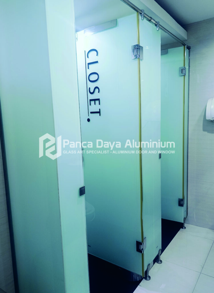 Cubicle toilet tempered glass dengan desain modern