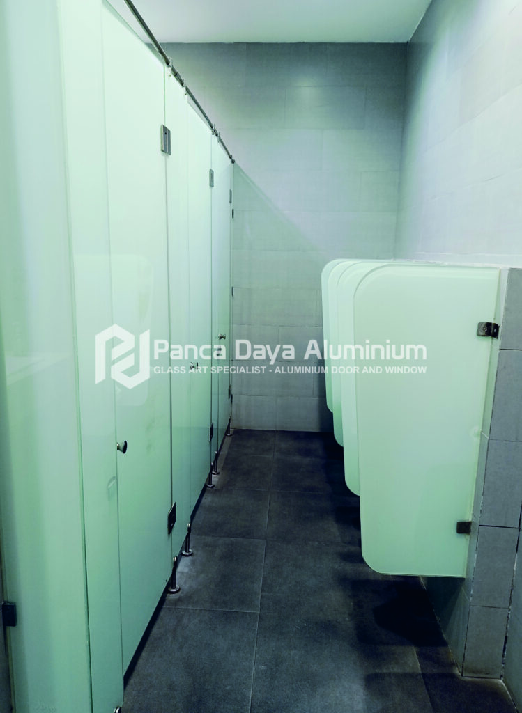 Cubicle toilet tempered glass dengan desain modern