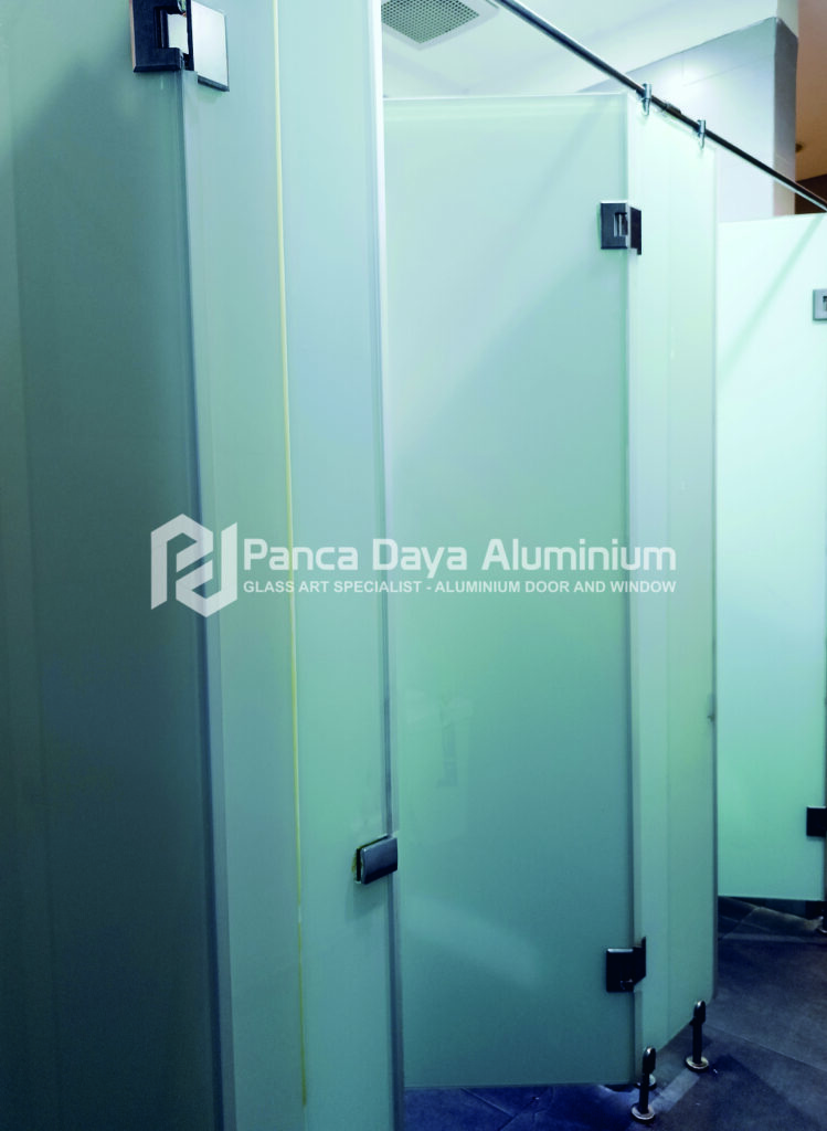 Cubicle toilet tempered glass dengan desain modern