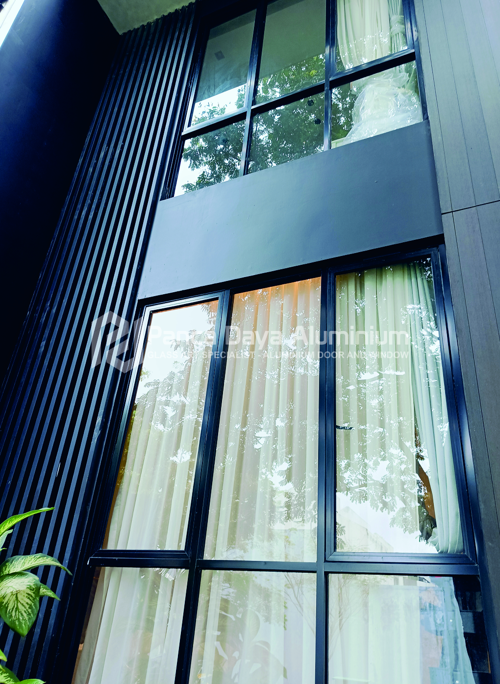 casement hitam